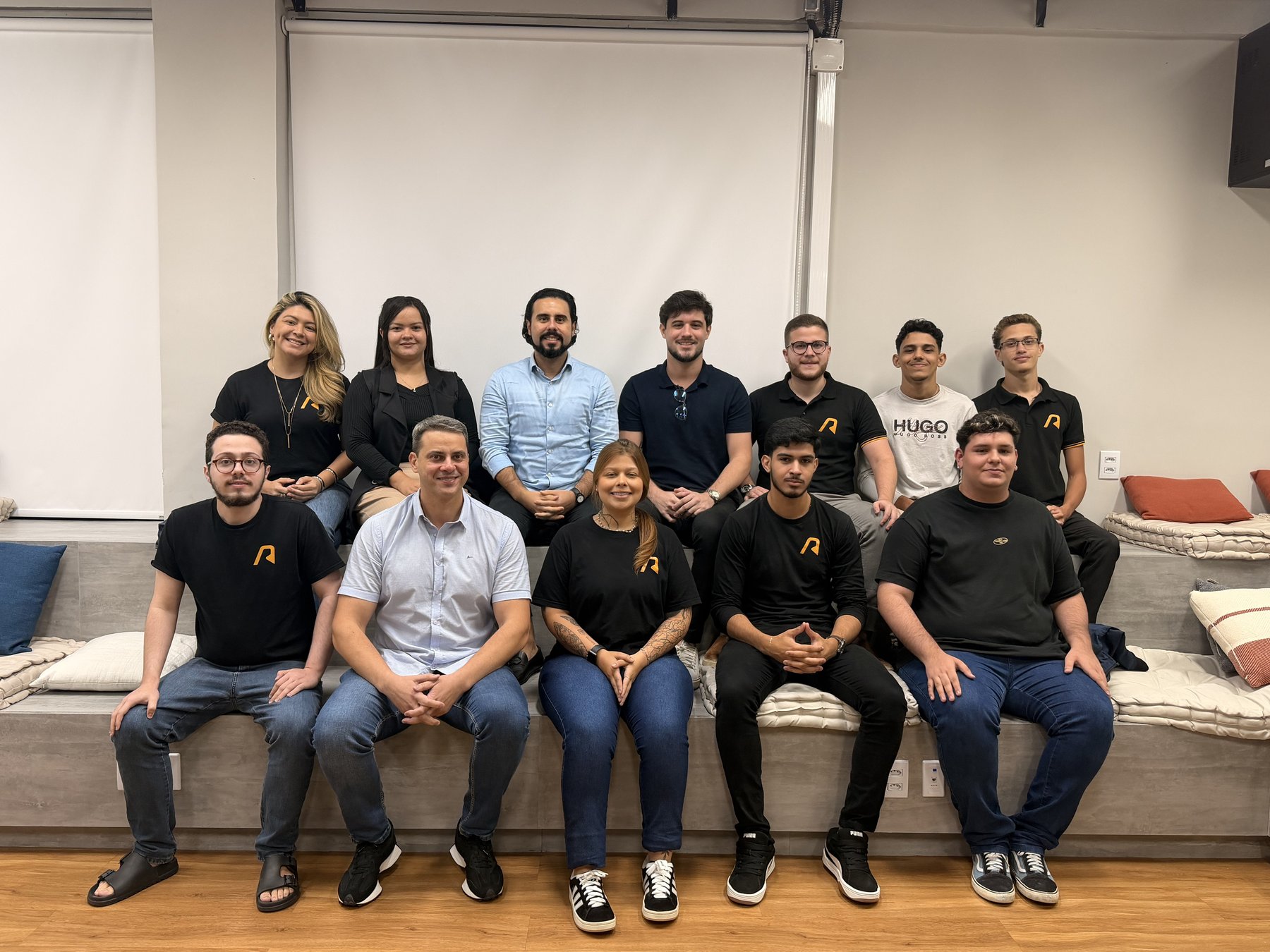 Time da Anula Multa colaborando em reunião no escritório